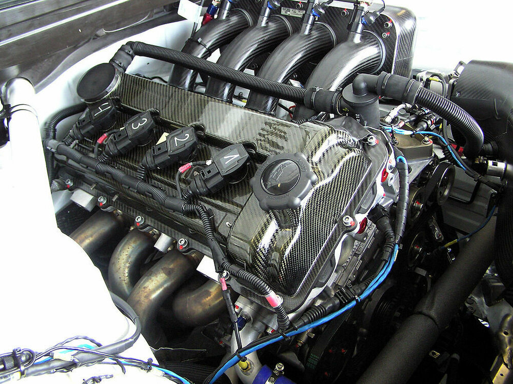 1024px-BMW_P45_engine_on_BMW_Team_UK_BMW_320si_WTCC_2006_Curitiba.jpg